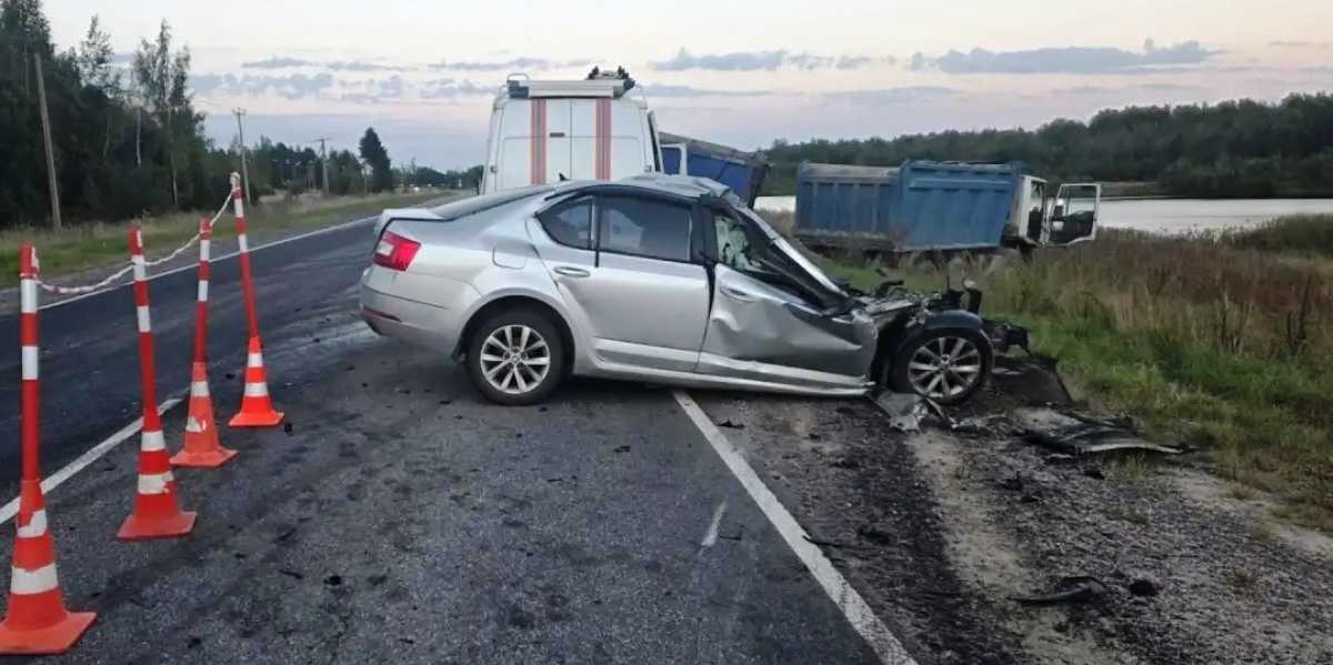 Водитель «Шкоды» скончался на месте происшествия.