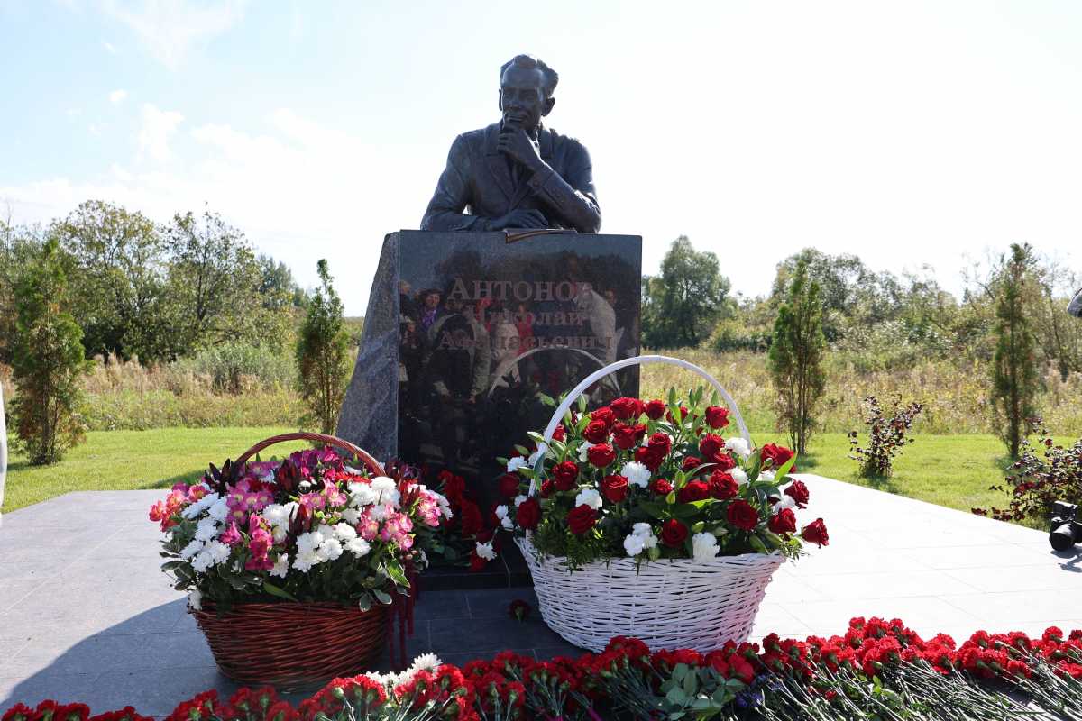 В годы, когда Николай Антонов руководил Новгородской областью, здесь построили многие крупные предприятия. В годы, когда Николай Антонов руководил Новгородской областью, здесь построили многие крупные предприятия.