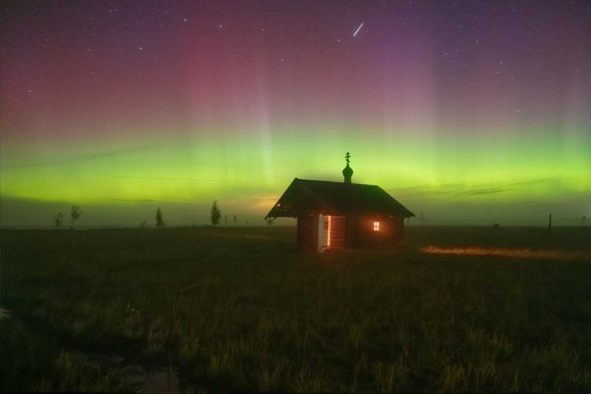 Северное сияние и часовня Иоанна и Иакова Менюшских на озере Каменское в Шимском округе. Северное сияние и часовня Иоанна и Иакова Менюшских на озере Каменское в Шимском округе.