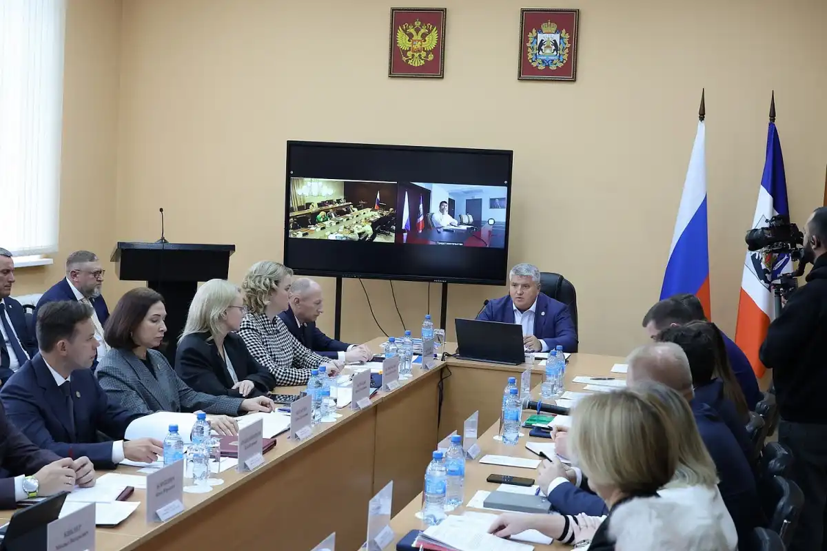 Александр Дронов поручил подготовить предложения по увеличению зарплаты воспитателям с 2027 года.
