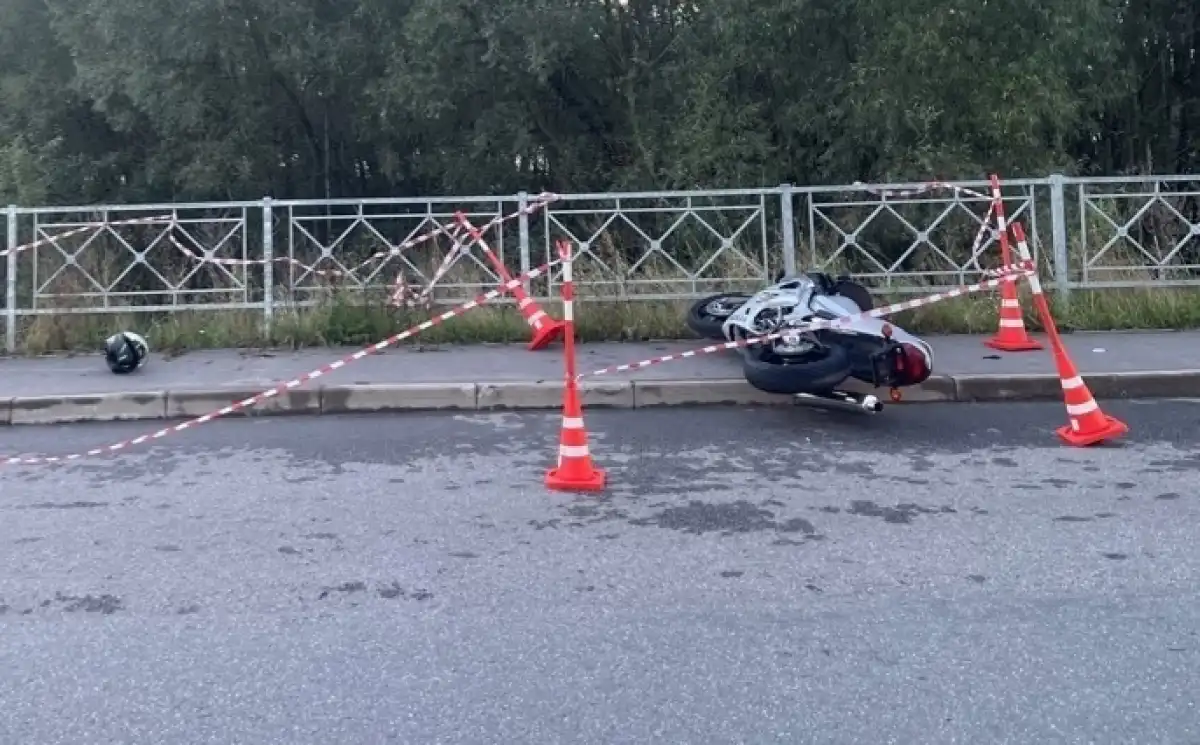 Мотоциклист с различными травмами доставлен бригадой скорой медицинской помощи в Новгородскую областную клиническую больницу.