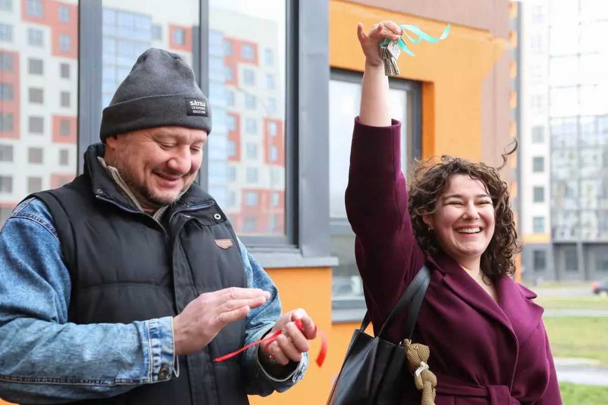 Накануне 2025 года в Великом Новгороде новосёлами стали пятеро акушеров-гинекологов перинатального центра. Накануне 2025 года в Великом Новгороде новосёлами стали пятеро акушеров-гинекологов перинатального центра.