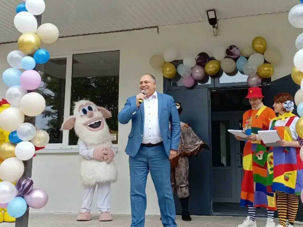В День защиты детей в Валдае после капремонта открылась школа №1 имени Михаила Аверина.