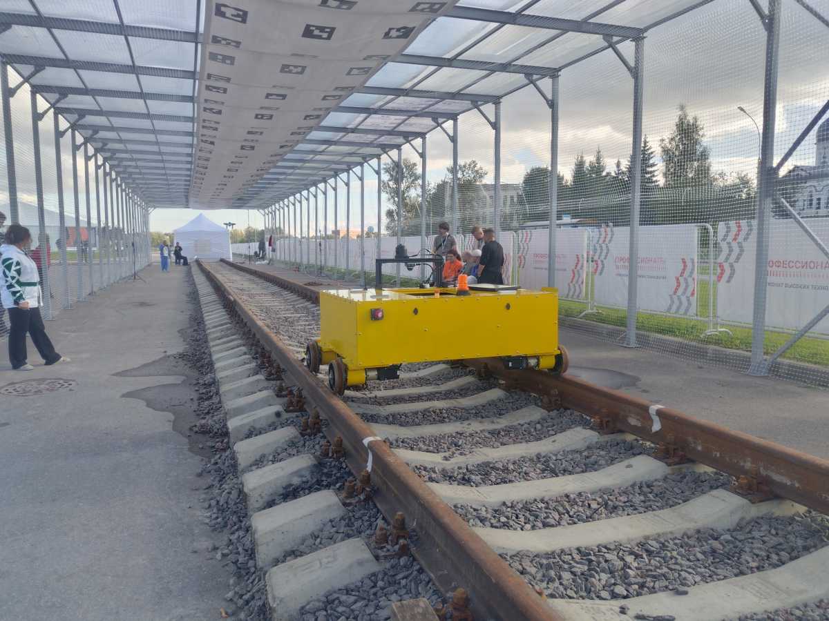 На площадке ЧВТ в Великом Новгороде для конкурсантов смонтировали фрагмент настоящих железнодорожных путей.