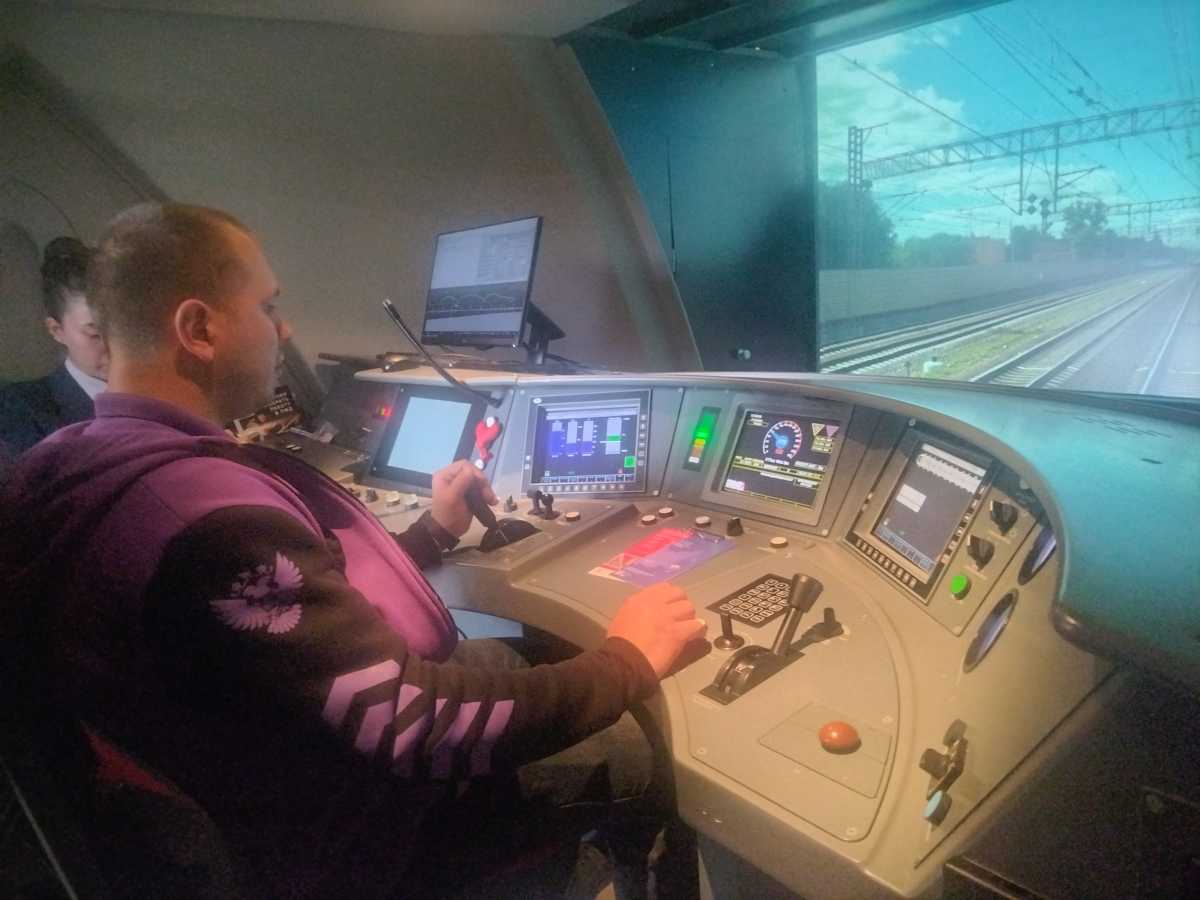 Симулятор представляет собой копию поезда «Ласточка» в полный размер.