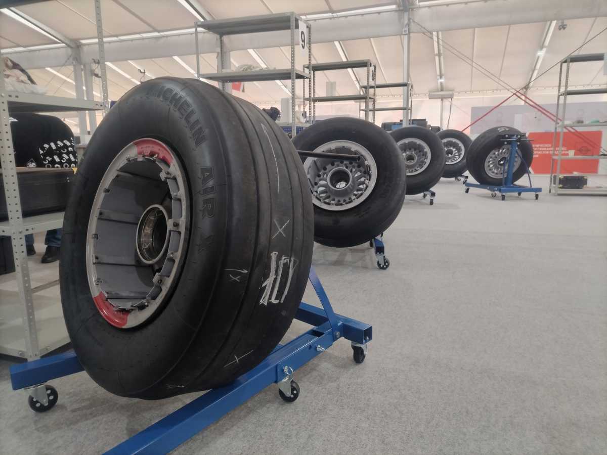 Колеса самолётов Sukhoi Superjet 100 много полетали по России.