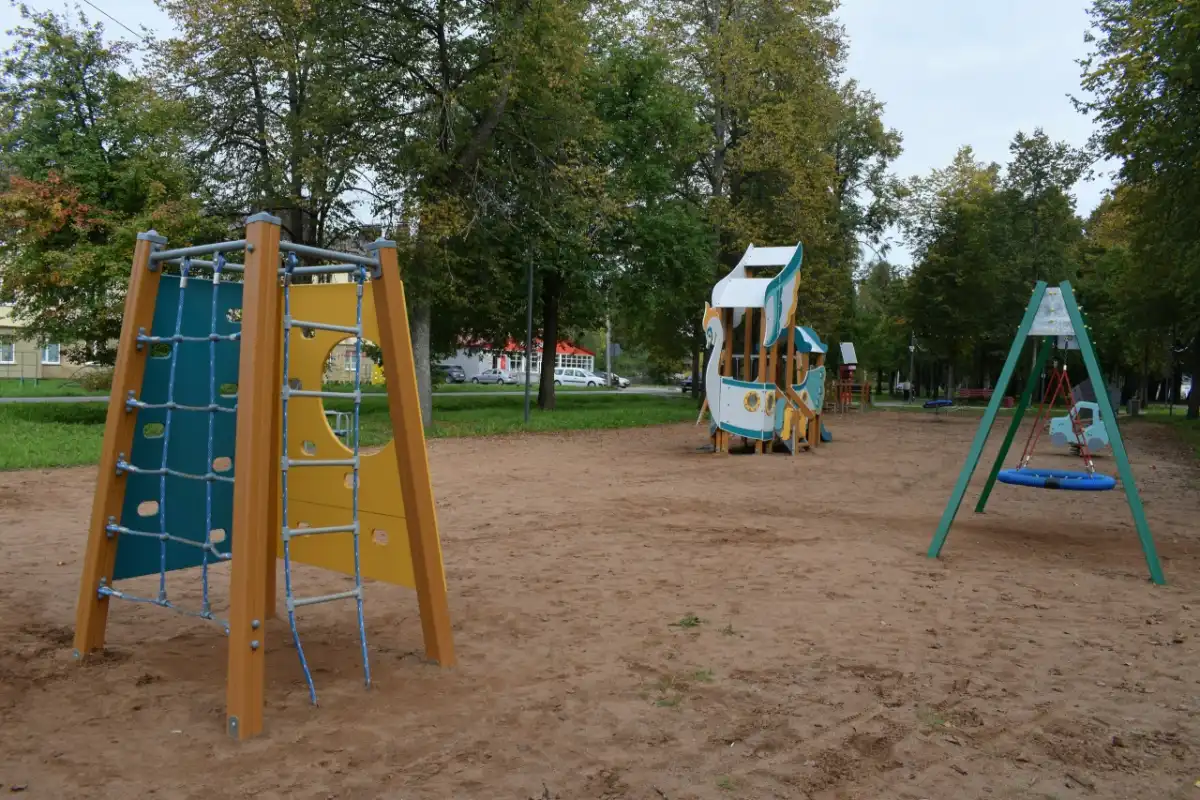 Для детей разных возрастов установили игровые комплексы и качели.