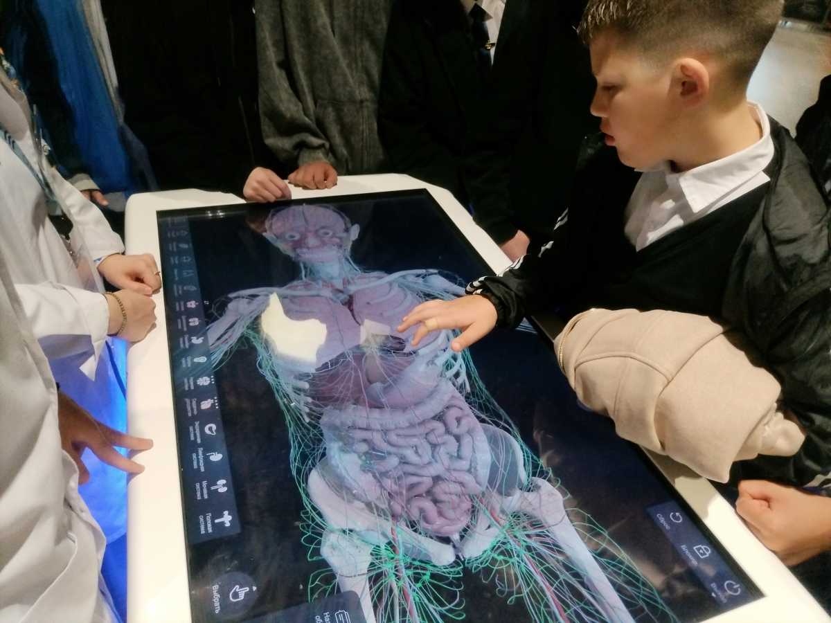 Цифровой стол Пирогова открывает школьникам профессию медиков с новой стороны.