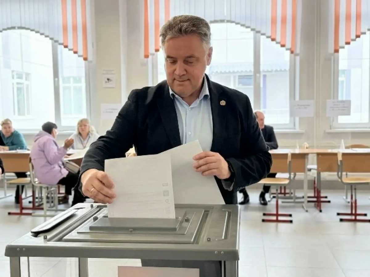 Константин Сомов начал свой день с голосования.