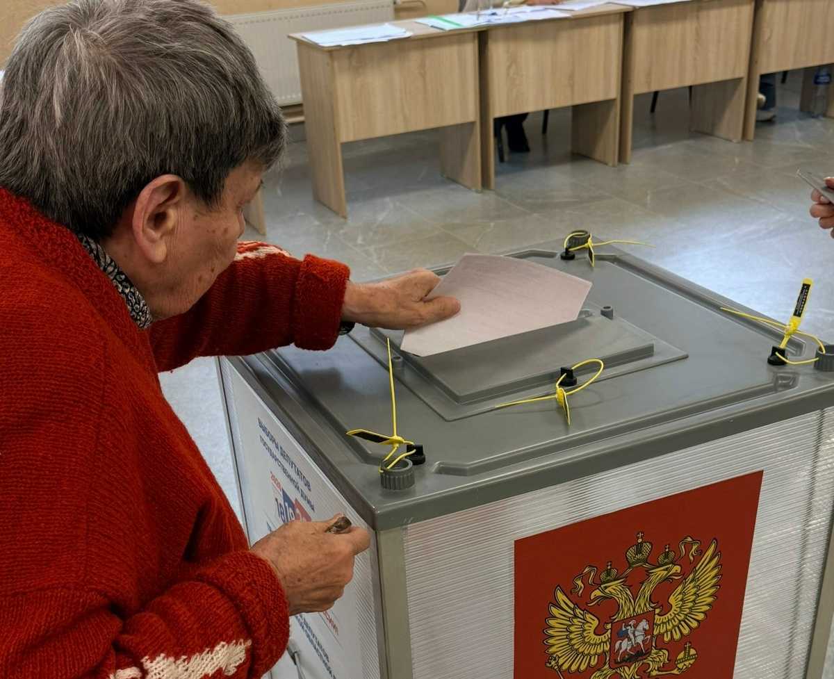 Ровесница Великой Победы отправилась на избирательный участок. Ровесница Великой Победы отправилась на избирательный участок.