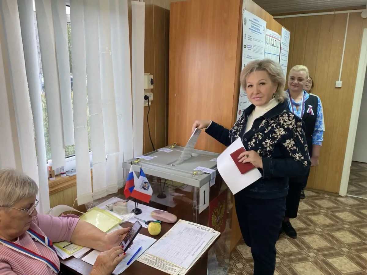 Елена Писарева проголосовала на выборах депутатов Госдумы и Новгородской областной Думы Елена Писарева проголосовала на выборах депутатов Госдумы и Новгородской областной Думы