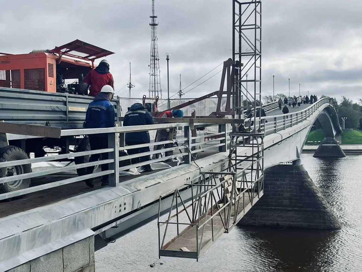 В Великом Новгороде начали ремонт пешеходного моста через Волхов