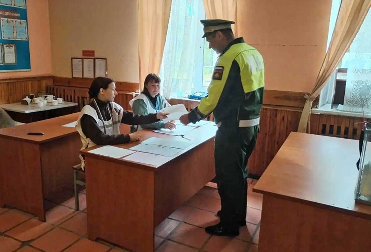 Инспекторы новгородской ВАИ проголосовали и вышли на маршруты патрулирования Инспекторы новгородской ВАИ проголосовали и вышли на маршруты патрулирования