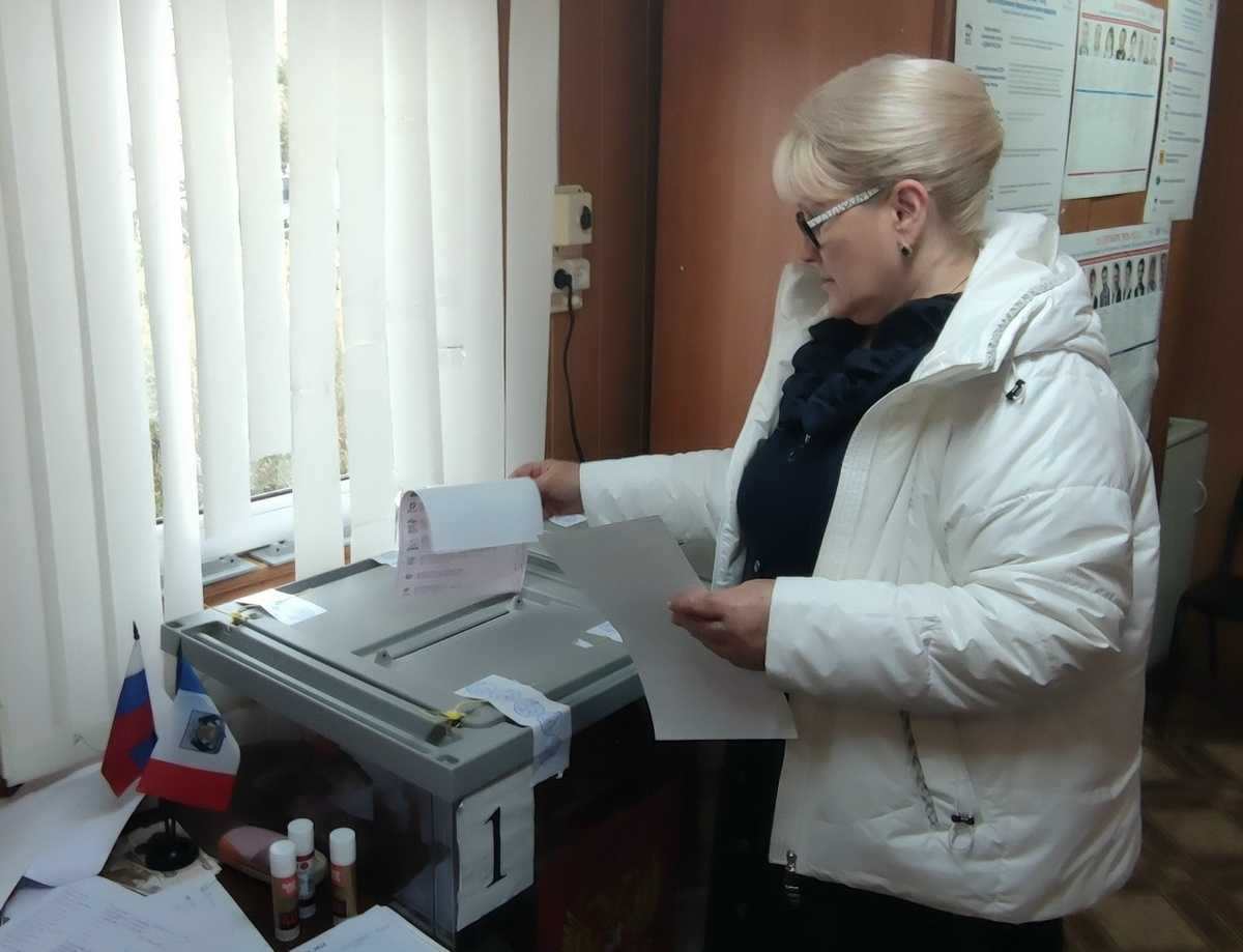 Ольга Ефимова проголосовала на избирательном участке в посёлке Волховец Новгородского округа.
