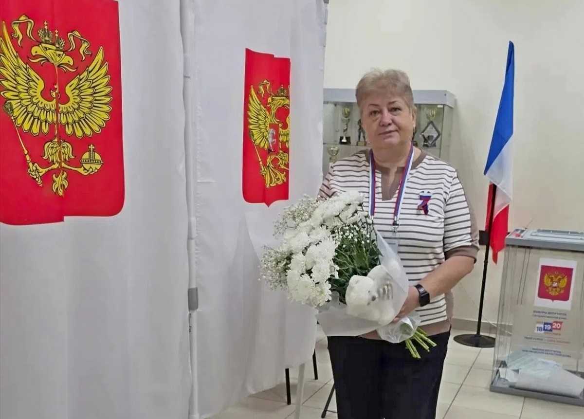 Светлана Дмитриева принимает поздравления с днём рождения на избирательном участке.