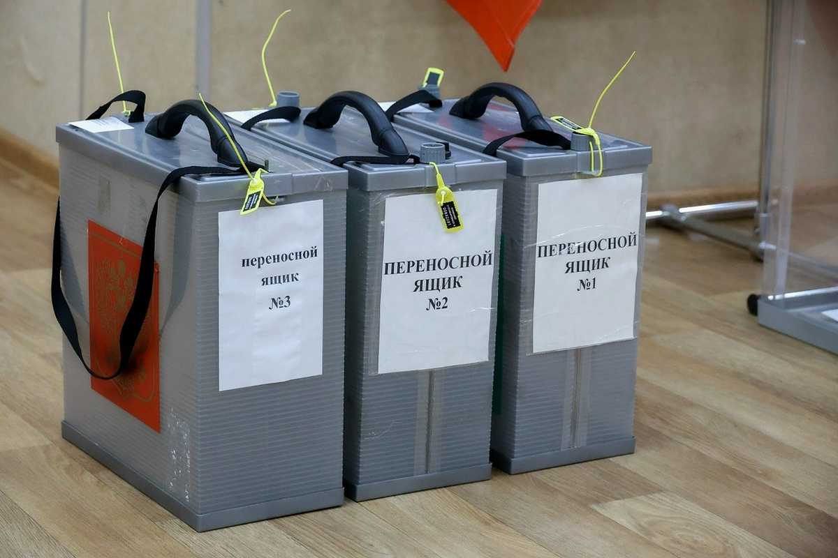 Теперь членам избирательных комиссий предстоит подсчёт голосов.