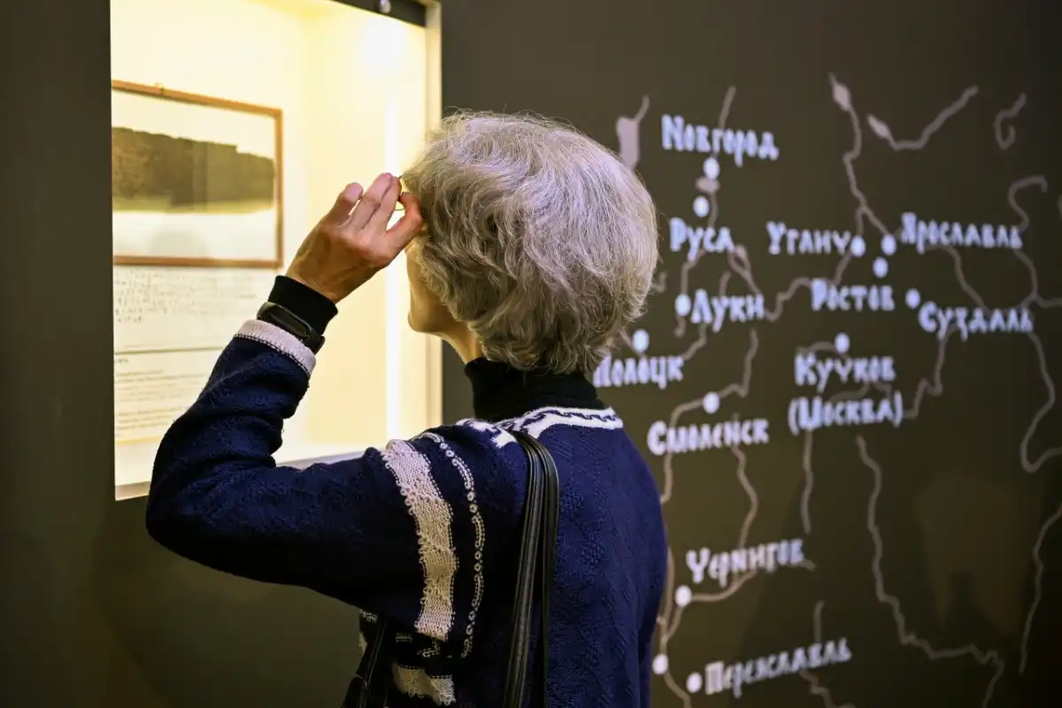 Выставка «Я послал тебе бересту…» рассказывает не только об археологии и древнерусской письменности, но прежде всего о людях.
