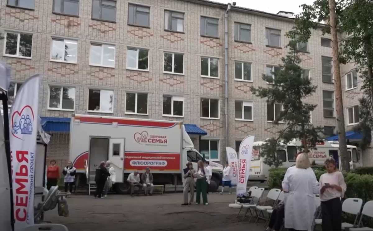 В Великом Новгороде врачи проекта «Здоровая семья» приезжают прямо во дворы горожан. В Великом Новгороде врачи проекта «Здоровая семья» приезжают прямо во дворы горожан.