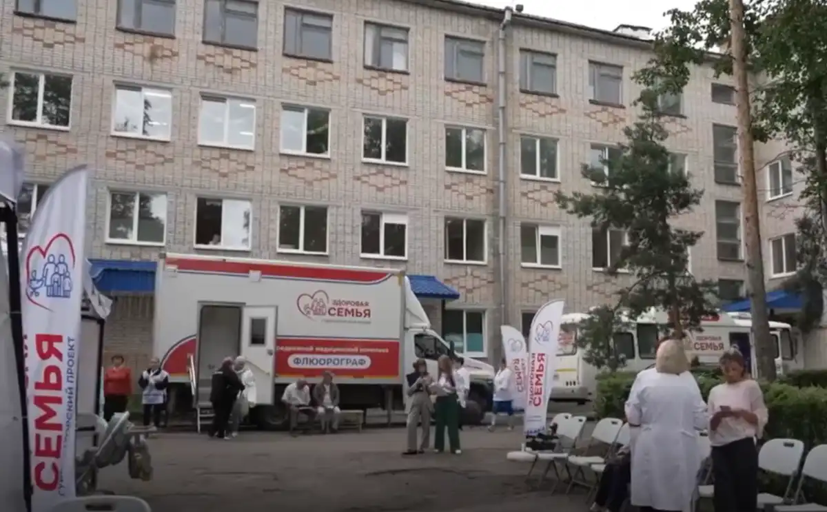 В Великом Новгороде врачи проекта «Здоровая семья» приезжают прямо во дворы горожан.