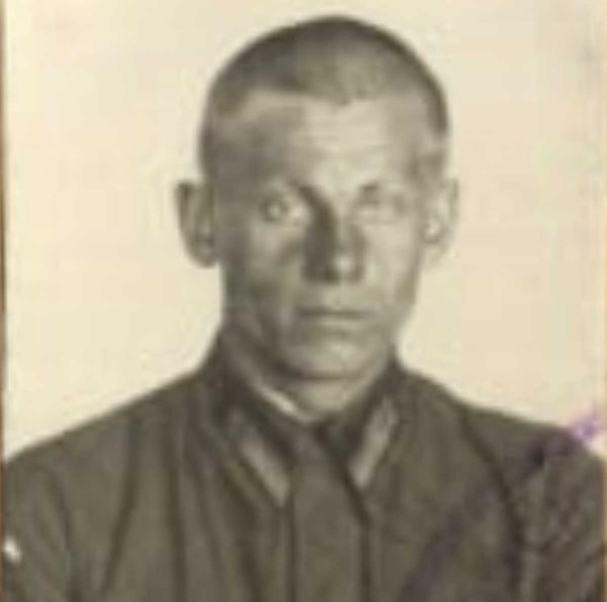 Алексей Белозёров родился в 1919 году в пестовской деревне Бредово. Алексей Белозёров родился в 1919 году в пестовской деревне Бредово.
