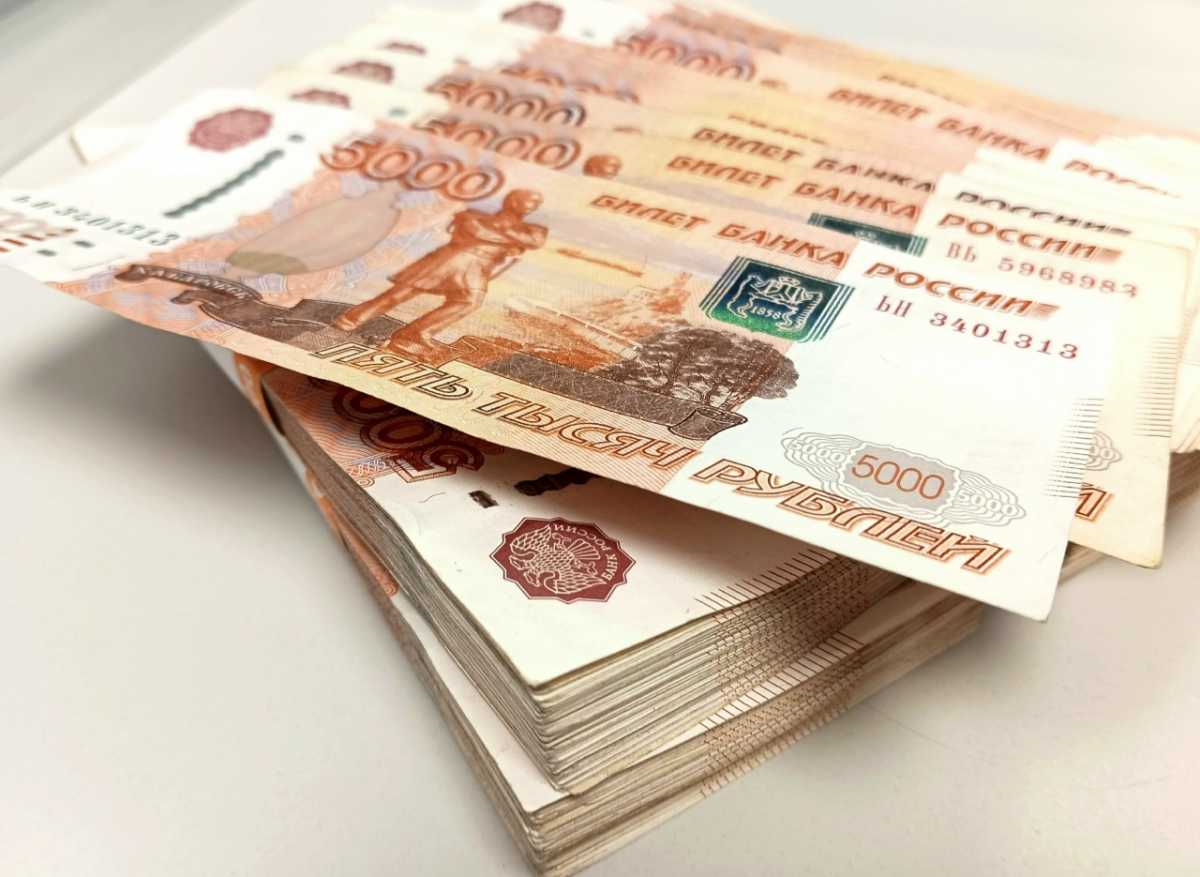 В общей сложности жители Новгородской области отдали курьеру более 450 тысяч рублей. В общей сложности жители Новгородской области отдали курьеру более 450 тысяч рублей.