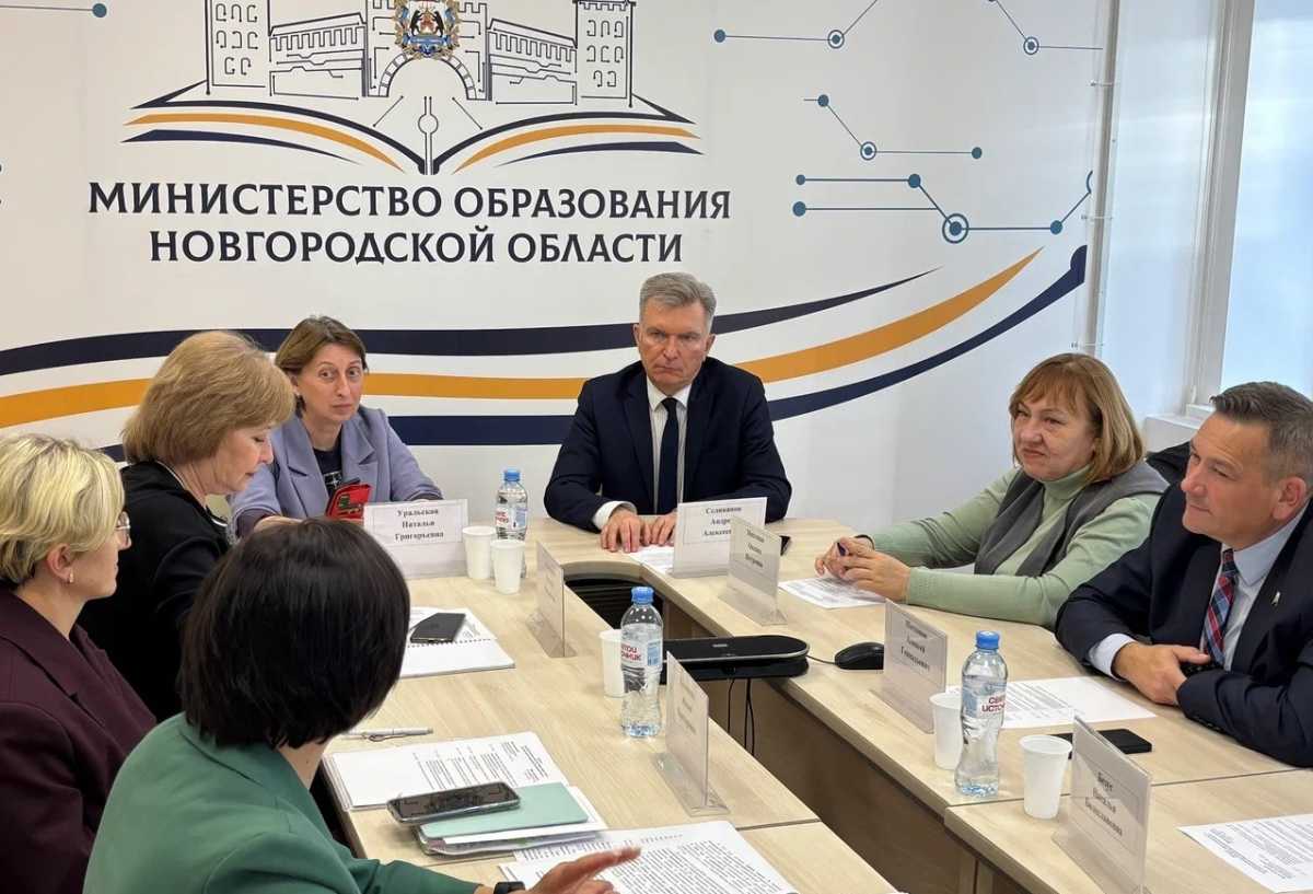 Заседание совета прошло под председательством первого заместителя министра образования региона Натальи Уральской и директора Гимназии «Гармония» Андрея Селиванова.