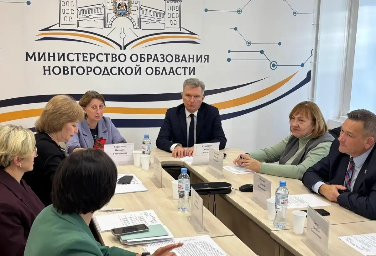 Заседание совета прошло под председательством первого заместителя министра образования региона Натальи Уральской и директора Гимназии «Гармония» Андрея Селиванова.