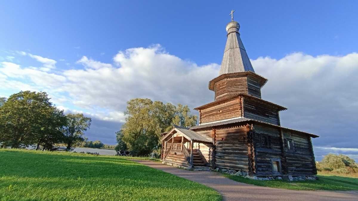 В Великом Новгороде  на неделе будет без существенных осадков, температура воздуха в дневные часы до 15...17°С, по ночам до 3...5°С.