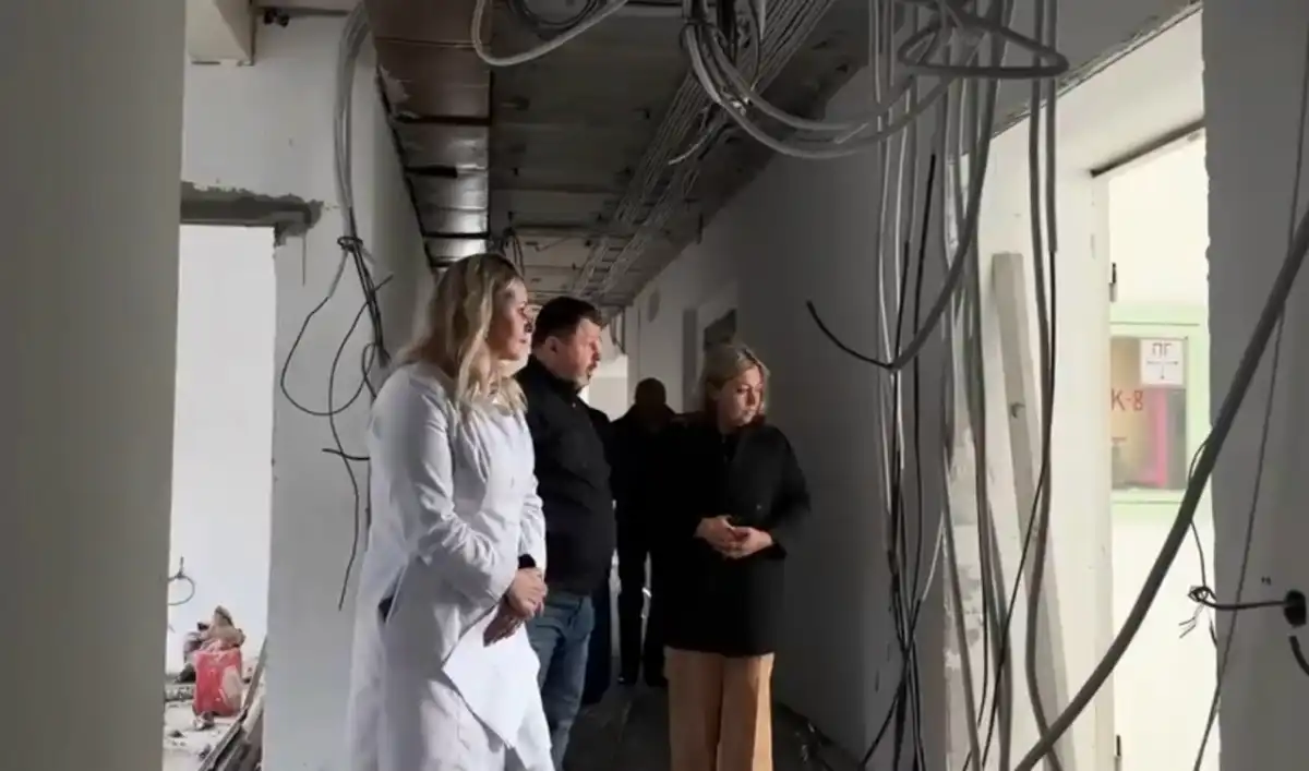 Анна Тимофеева поручила ускорить темпы работы и увеличить количество рабочих на площадке. Анна Тимофеева поручила ускорить темпы работы и увеличить количество рабочих на площадке.