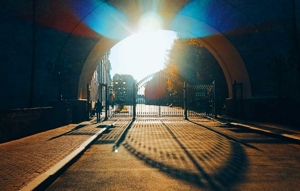 Холм, на котором стоит Новгородский детинец, нуждается в геодезическом исследовании.