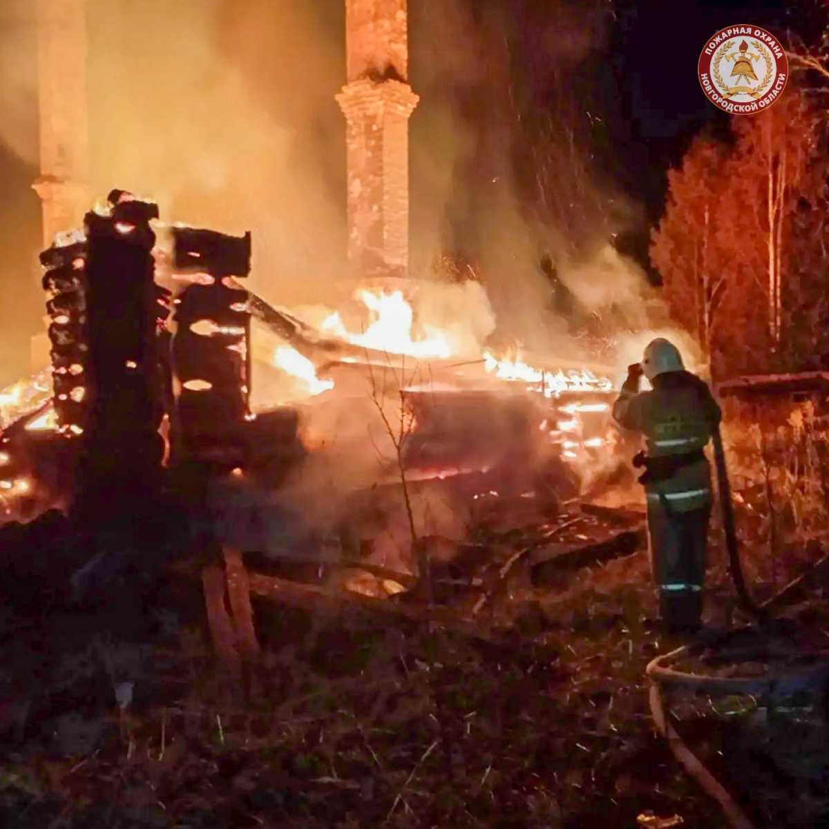 По прибытию барак горел по всей площади с обрушением кровли, существовала угроза соседним зданиям.