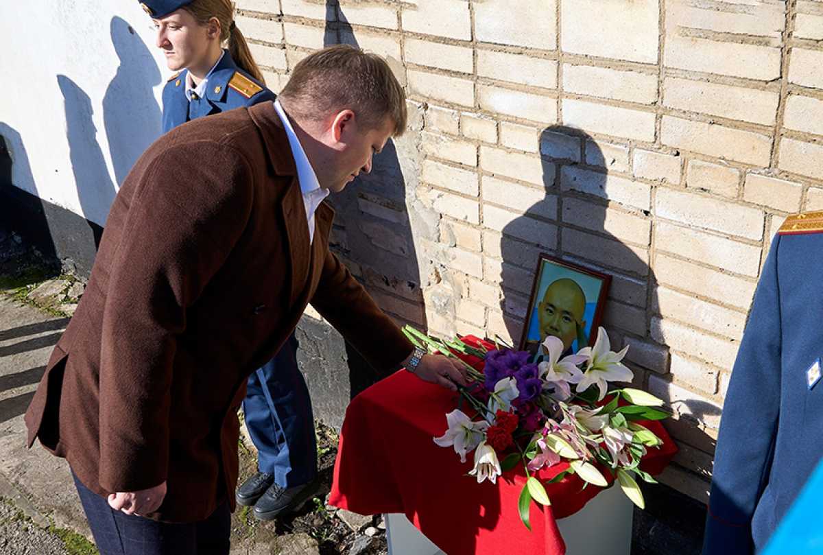 В исправительной колонии в Панковке открыли мемориальную доску Саяну Доржиеву В исправительной колонии в Панковке открыли мемориальную доску Саяну Доржиеву