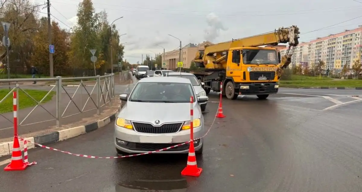 В аварии пострадали водитель и ребёнок из «Шкоды». В аварии пострадали водитель и ребёнок из «Шкоды».