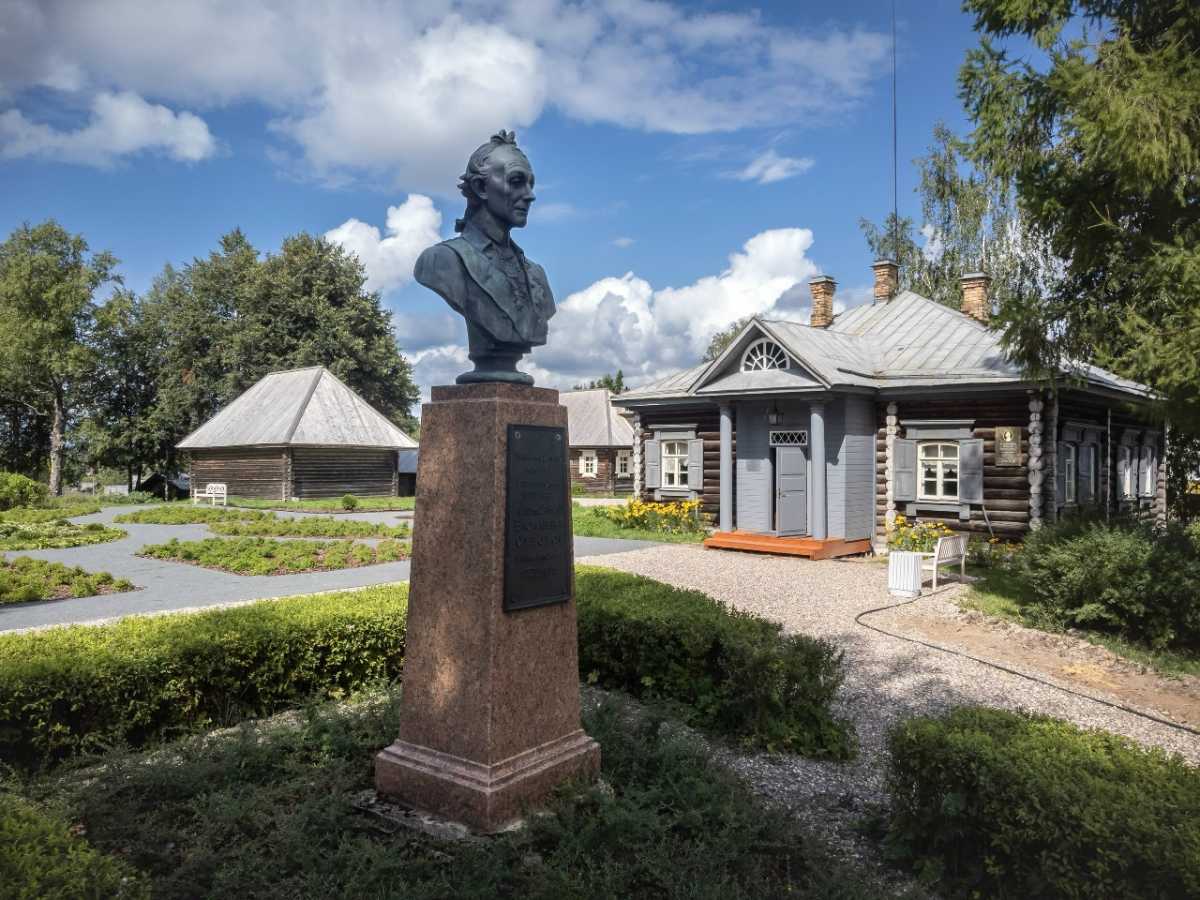 В Музее-усадьбе Александра Суворова в Кончанском восстановили парк.