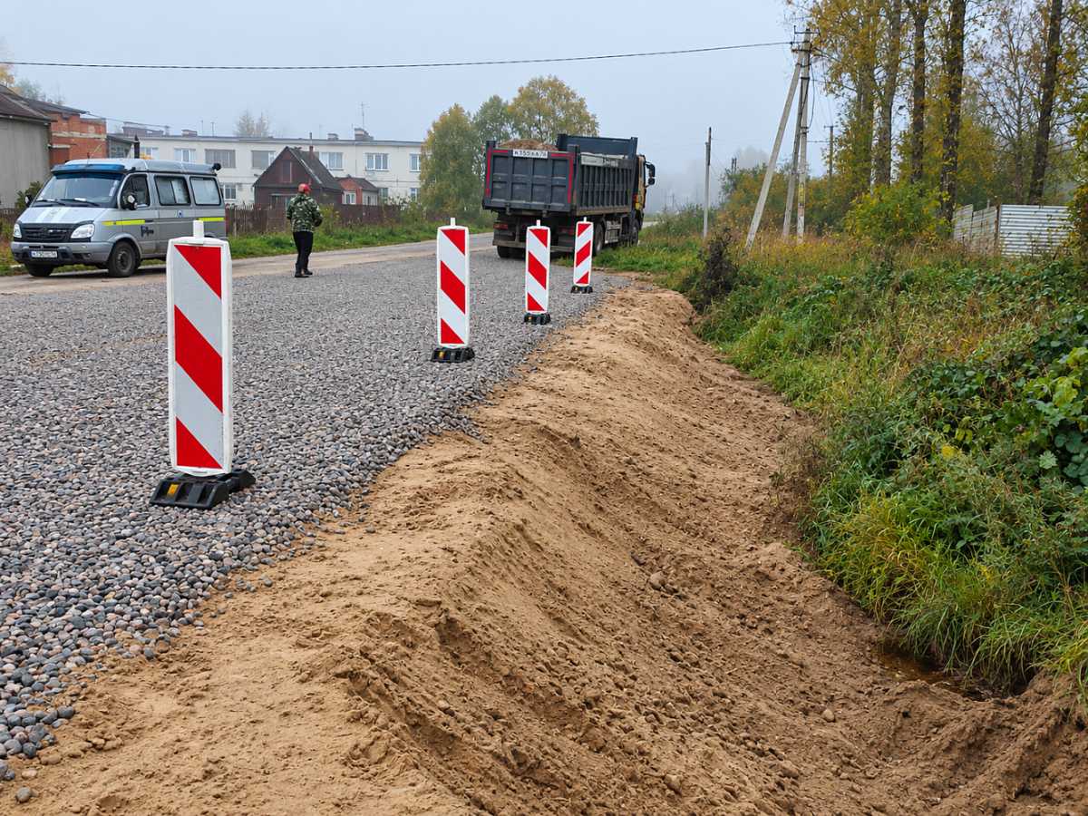 Мост через реку Доброха обеспечивает связь деревни Карловка с основной дорожной сетью. Мост через реку Доброха обеспечивает связь деревни Карловка с основной дорожной сетью.