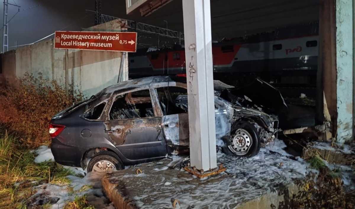 Автомобиль врезался в дорожный знак, в бетонное ограждение и загорелся. Автомобиль врезался в дорожный знак, в бетонное ограждение и загорелся.