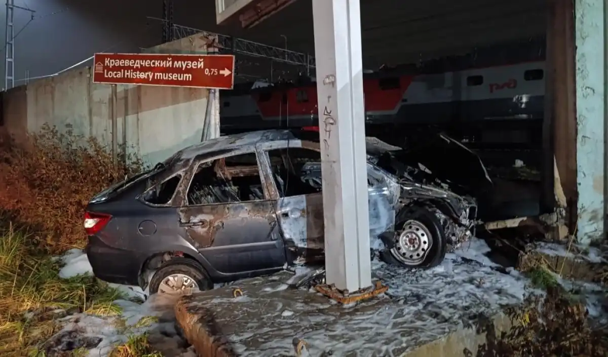 Автомобиль врезался в дорожный знак, в бетонное ограждение и загорелся. Автомобиль врезался в дорожный знак, в бетонное ограждение и загорелся.
