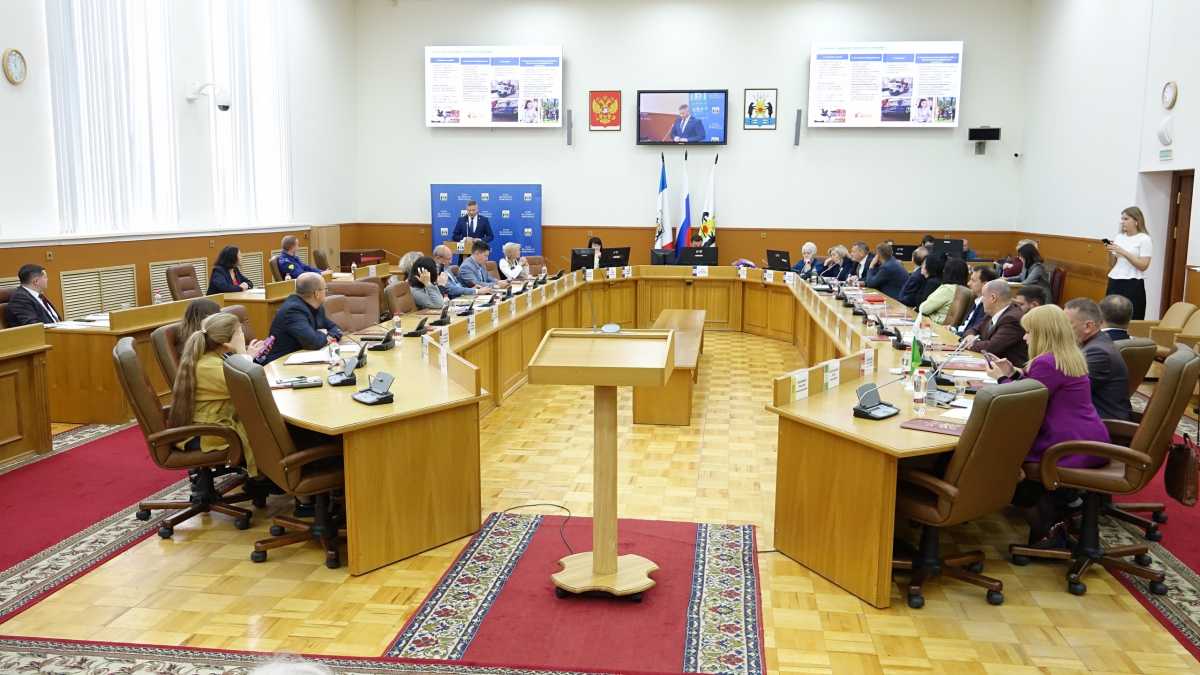 Николай Безверхов представлял в гордуме фракцию ЛДПР, Николай Швабович – объединение «Справедливая Россия – За правду».