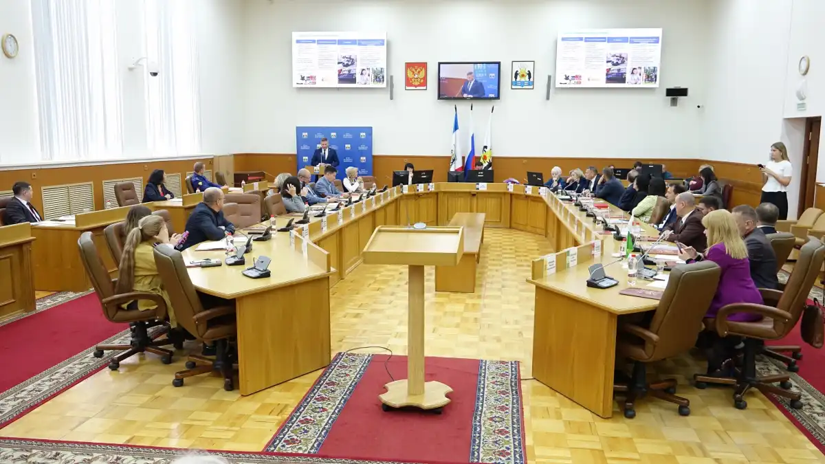Николай Безверхов представлял в гордуме фракцию ЛДПР, Николай Швабович – объединение «Справедливая Россия – За правду». Николай Безверхов представлял в гордуме фракцию ЛДПР, Николай Швабович – объединение «Справедливая Россия – За правду».