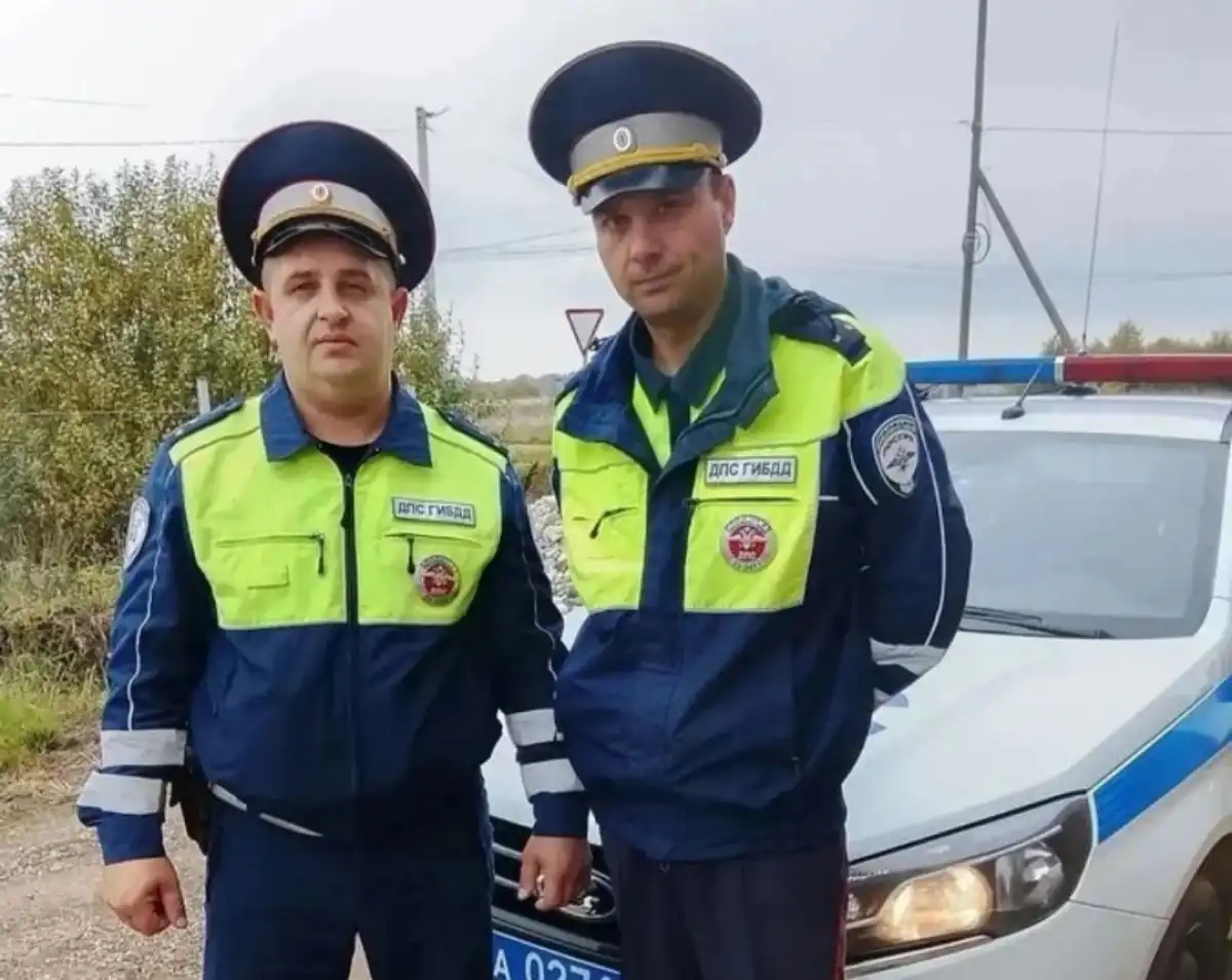 Сотрудники ГАИ на машине с проблесковыми маячками быстро довезли мужчину до больницы. Сотрудники ГАИ на машине с проблесковыми маячками быстро довезли мужчину до больницы.