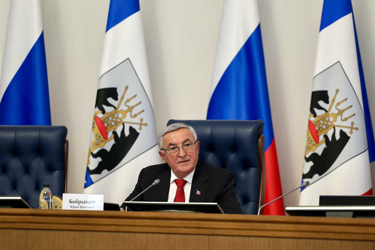 Первое заседание Новгородской областной думы VIII созыва провёл Юрий Бобрышев, старейший по возрасту из вновь избранных депутатов.