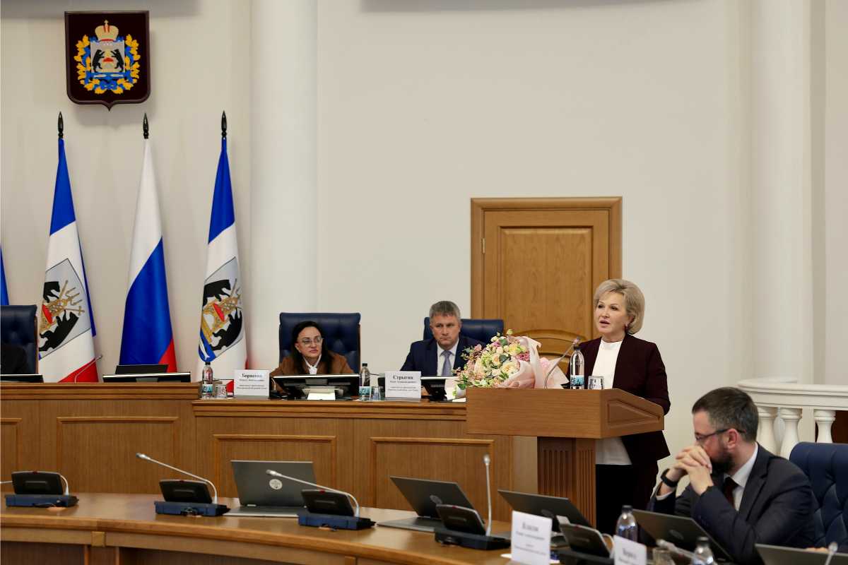 Елена Писарева поблагодарила депутатов за честь представлять Новгородскую область в Совете Федерации.