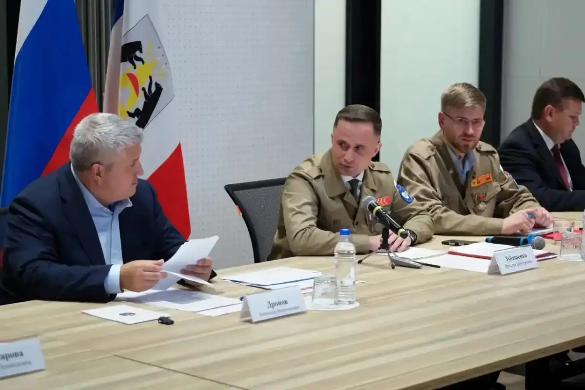 Александр Дронов утвердил переходящее почётное знамя «Лучший студенческий отряд Новгородской области». Александр Дронов утвердил переходящее почётное знамя «Лучший студенческий отряд Новгородской области».