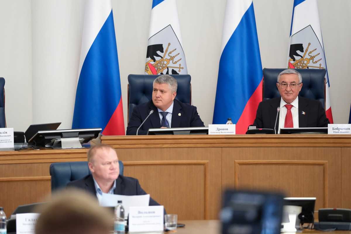 Александр Дронов поздравил депутатов Новгородской областной думы VIII созыва с началом работы.