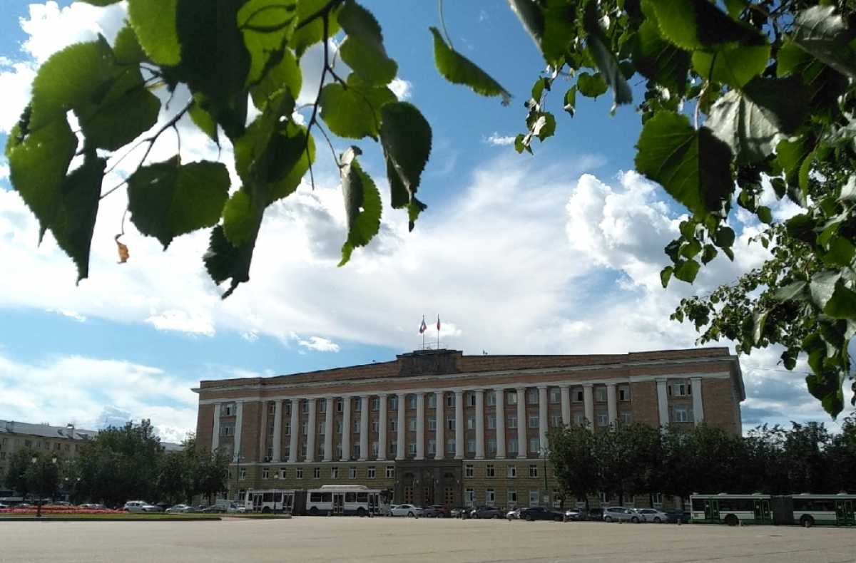 Сотрудникам органов государственной власти вручили награды.