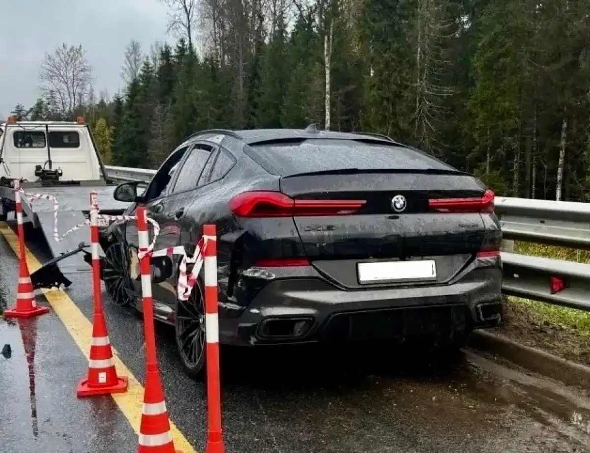 Водитель «БМВ Х6» не справился с управлением и врезался в металлическое барьерное ограждение.