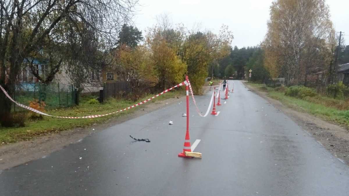 Мужчина и женщина ранним утром шли по середине дороги. Мужчина и женщина ранним утром шли по середине дороги.