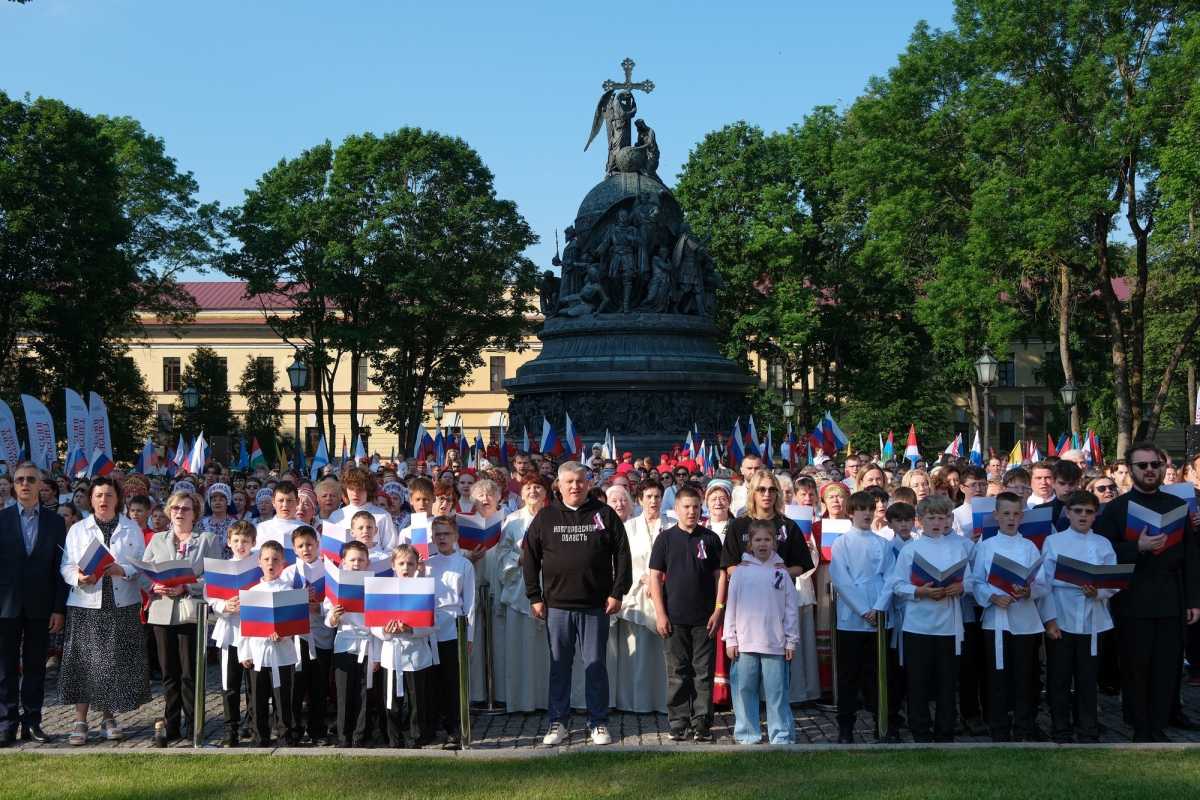Василий Ян пожелал губернатору несмотря на занятость побольше времени проводить с семьёй.