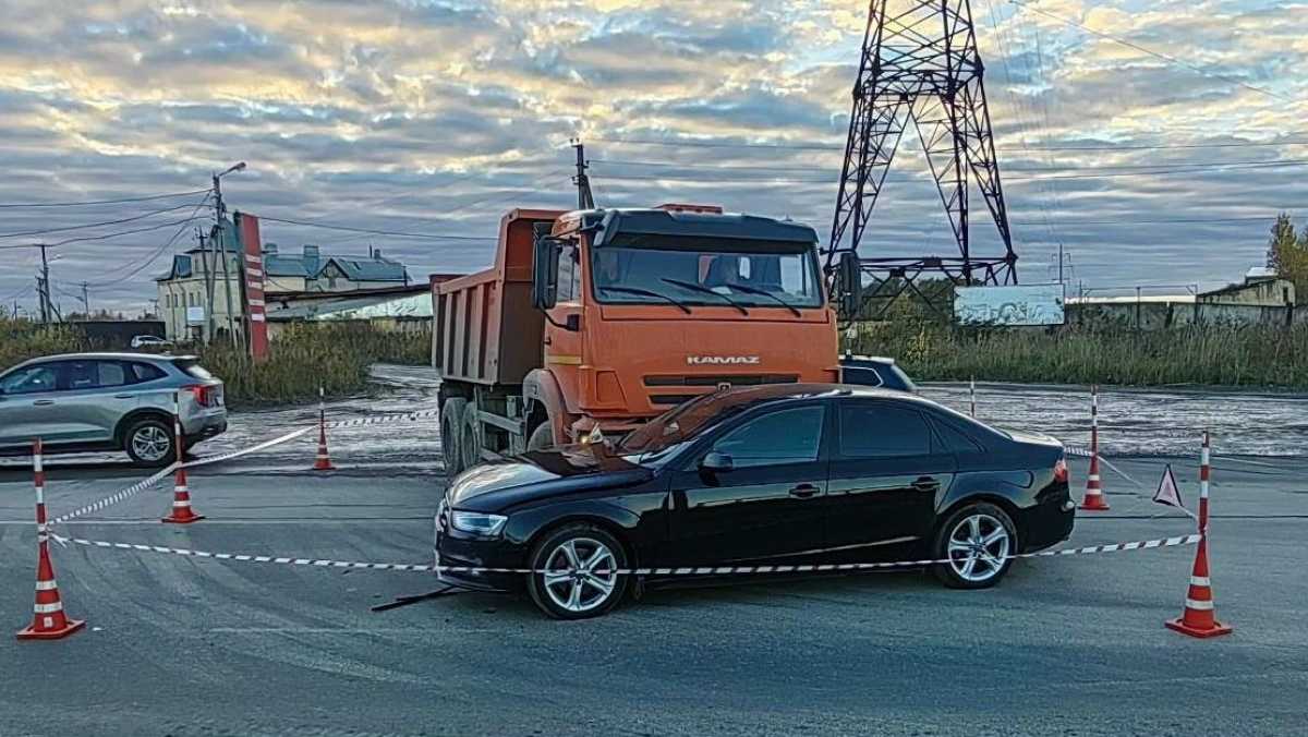 Водителя «Ауди» доставили в Новгородскую областную клиническую больницу.
