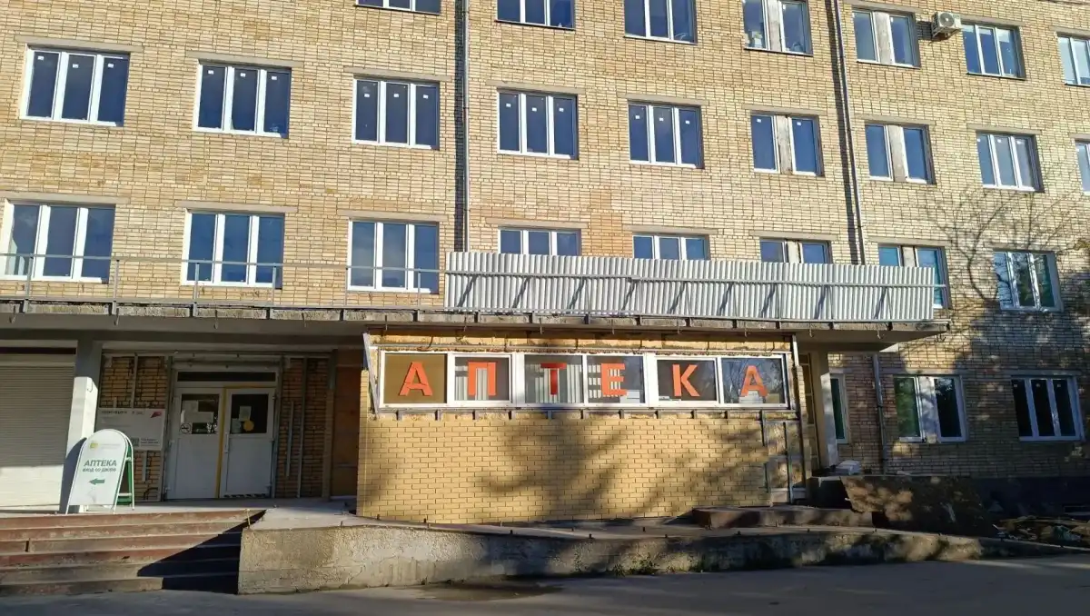 Параллельно ремонтным работам строители вывозят мусор с территории поликлиники.